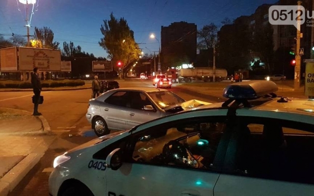 На проспекте Центральный столкнулись две иномарки, пострадали три человека Фото № 9 На проспекте Центральный столкнулись две иномарки, пострадали три человека Фото № 9