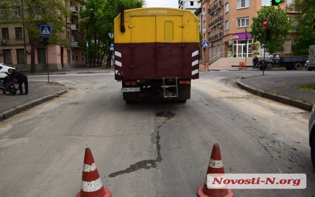 На Никольской произошла авария с участием мопеда и аварийной машины «Николаевводоканала» Фото № 5 На Никольской произошла авария с участием мопеда и аварийной машины «Николаевводоканала» Фото № 5