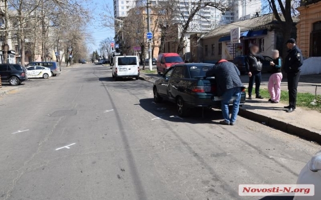 На Московской иномарка, двигаясь задним ходом, врезалась в припаркованную «десятку» Фото № 1 На Московской иномарка, двигаясь задним ходом, врезалась в припаркованную «десятку» Фото № 1