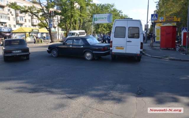 В Николаеве маршрутное такси столкнулось с В Николаеве маршрутное такси столкнулось с