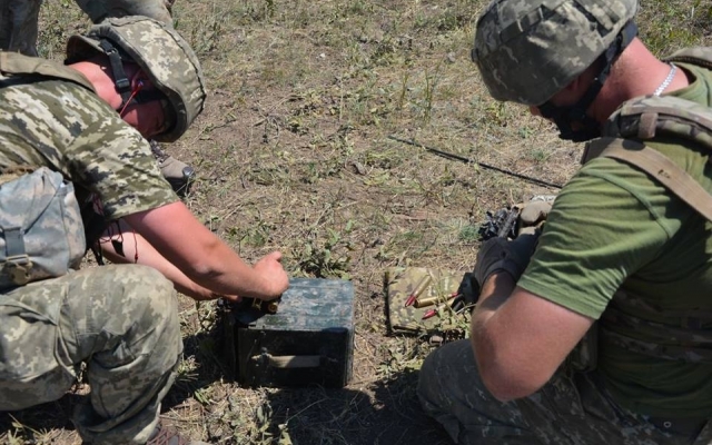 Во время учений десантники оказания неотложной медицинской помощи «раненому» в «красной» зоне Фото № 2 Во время учений десантники оказания неотложной медицинской помощи «раненому» в «красной» зоне Фото № 2