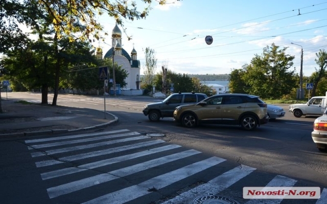 На Никольской авария без жертв, но с механическими повреждениями Фото № 3 На Никольской авария без жертв, но с механическими повреждениями Фото № 3