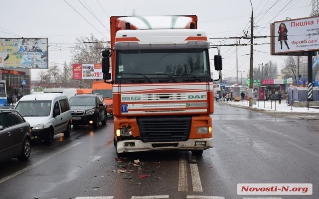 На проспекте Мира грузовик врезался в автомобиль: заблокировано движение электротранспорта, образовалась пробка Фото № 7 На проспекте Мира грузовик врезался в автомобиль: заблокировано движение электротранспорта, образовалась пробка Фото № 7