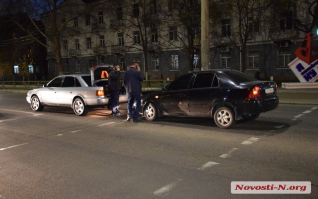 На Генерала Карпенко не поделили дорогу две иномарки Фото № 3 На Генерала Карпенко не поделили дорогу две иномарки Фото № 3