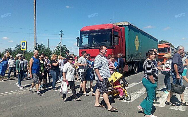 Жители Матвеевки перекрыли трассу «Николаев-Ульяновка», конфликт с водителями маршруток Фото № 4 Жители Матвеевки перекрыли трассу «Николаев-Ульяновка», конфликт с водителями маршруток Фото № 4