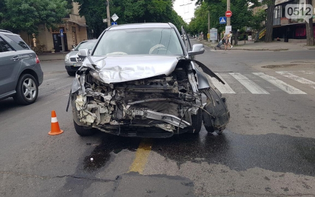 Нарушение правил дорожного движения: на Большой Морской столкнулись два автомобиля Фото № 0 Нарушение правил дорожного движения: на Большой Морской столкнулись два автомобиля Фото № 0