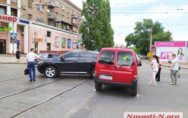 Огромная пробка в центре Николаева: столкнулись два автомобиля Фото № 5 Огромная пробка в центре Николаева: столкнулись два автомобиля Фото № 5