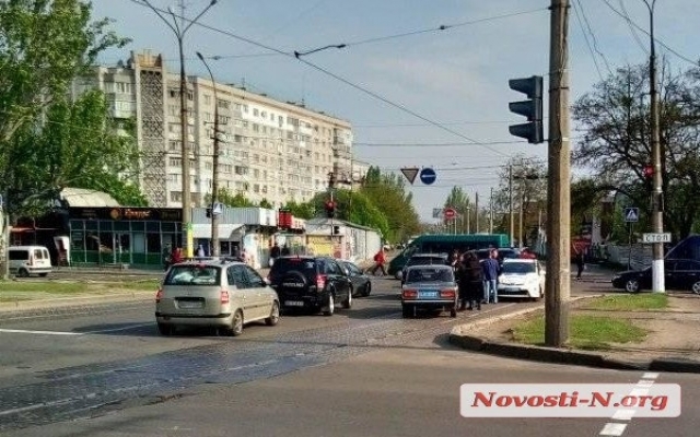 На Центральном проспекте спецназовцы задержали водителя автомобиля с пистолетом Фото № 1 На Центральном проспекте спецназовцы задержали водителя автомобиля с пистолетом Фото № 1