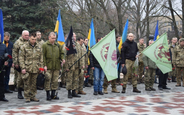 В День украинского добровольца жители Николаева почтили память борцов за независимость страны Фото № 3 В День украинского добровольца жители Николаева почтили память борцов за независимость страны Фото № 3
