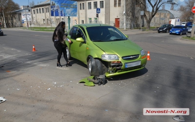 На Садовой произошла авария, виновник ДТП на глазах сотрудников полиции пил водку из бутылки Фото № 4 На Садовой произошла авария, виновник ДТП на глазах сотрудников полиции пил водку из бутылки Фото № 4
