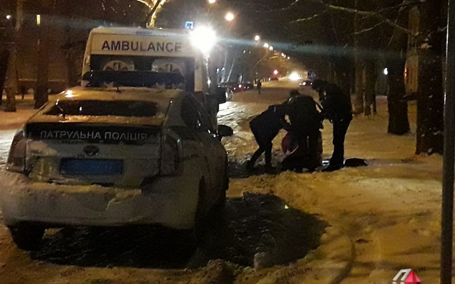 Возле николаевской мэрии прямо на снегу уснула нетрезвая женщина, патрульные согрели ее и вызвали «скорую помощь» Фото № 2 Возле николаевской мэрии прямо на снегу уснула нетрезвая женщина, патрульные согрели ее и вызвали «скорую помощь» Фото № 2