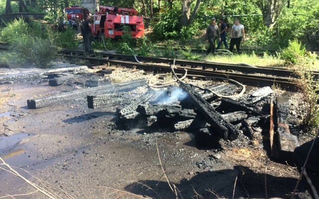 В Заводском районе по неизвестным причинам загорелись сухая трава и деревянные шпалы Фото № 4 В Заводском районе по неизвестным причинам загорелись сухая трава и деревянные шпалы Фото № 4