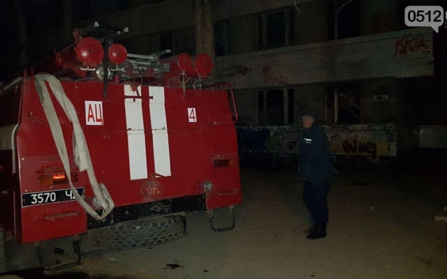 В подвале заброшенного дома произошел пожар, спасатели вынесли из огня бездомного на инвалидной коляске Фото № 2 В подвале заброшенного дома произошел пожар, спасатели вынесли из огня бездомного на инвалидной коляске Фото № 2