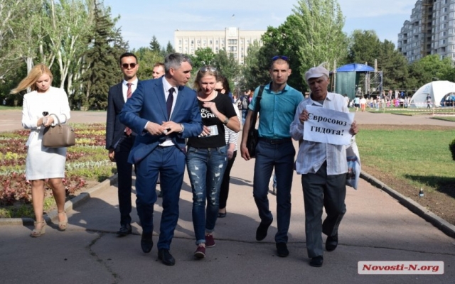 Скандальный пикетчик с непристойным плакатом попытался сопровождать мэра Николаева и консулов иностранных государств Фото № 0 Скандальный пикетчик с непристойным плакатом попытался сопровождать мэра Николаева и консулов иностранных государств Фото № 0
