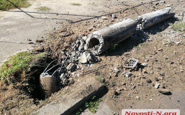В Николаеве на Одесском шоссе грузовик врезался в столб линии электропередач Фото № 7 В Николаеве на Одесском шоссе грузовик врезался в столб линии электропередач Фото № 7