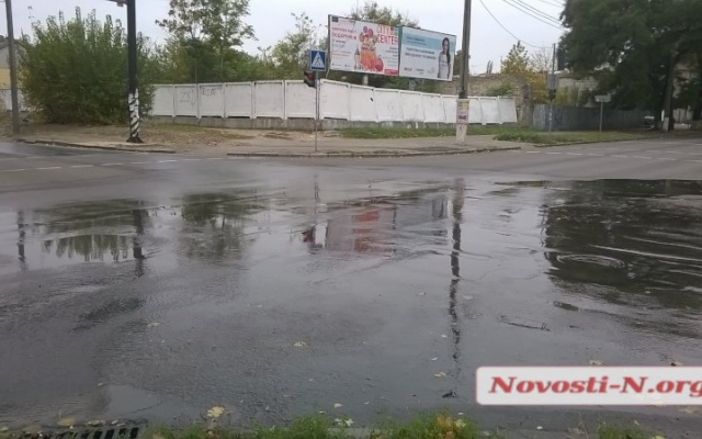 По улицам Николаева снова потекли зловонные ручьи и реки Фото № 1 По улицам Николаева снова потекли зловонные ручьи и реки Фото № 1