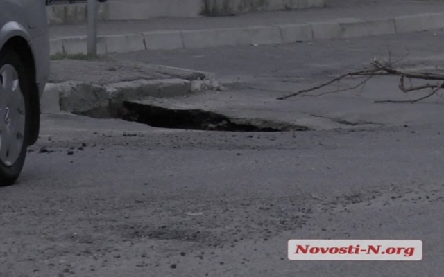 На Мореходной под автомобилем провалился асфальт Фото № 0 На Мореходной под автомобилем провалился асфальт Фото № 0