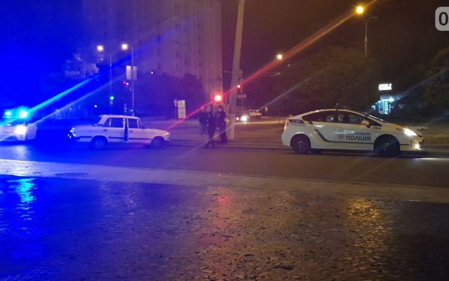 Автомобиль ударился в бордюр и перекрыл движение транспорту Фото № 6 Автомобиль ударился в бордюр и перекрыл движение транспорту Фото № 6