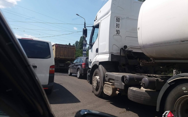 На Авангардной скопилось большое количество зерновозов, движение на Богоявленском проспекте частично заблокировано Фото № 13 На Авангардной скопилось большое количество зерновозов, движение на Богоявленском проспекте частично заблокировано Фото № 13
