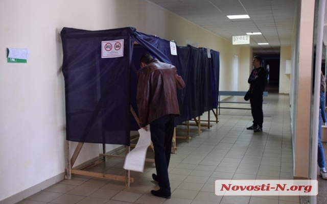 На одном из избирательных участков председатель комиссии вынужден подсвечивать избирателям мобильным телефоном Фото № 1 На одном из избирательных участков председатель комиссии вынужден подсвечивать избирателям мобильным телефоном Фото № 1