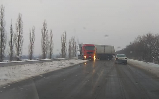 На автотрассах Николаевской области сильный гололед, скользкая дорога и уже несколько серьезных аварий Фото № 6 На автотрассах Николаевской области сильный гололед, скользкая дорога и уже несколько серьезных аварий Фото № 6