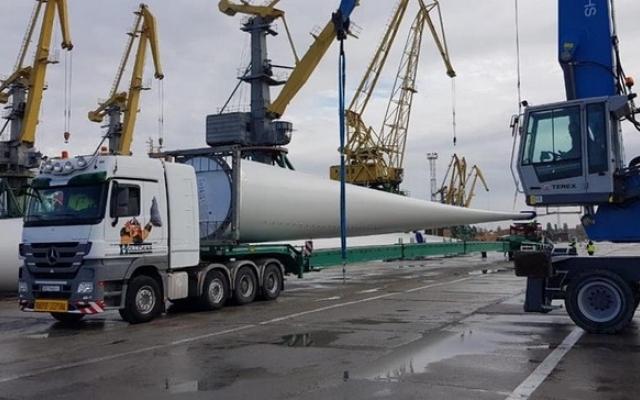 По Николаеву транспортировали крупногабаритные «ветряки» и перекрывали два проспекта Фото № 4 По Николаеву транспортировали крупногабаритные «ветряки» и перекрывали два проспекта Фото № 4