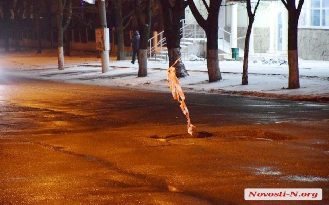 Огромная яма на углу Николаской и Артиллерийской: владельцы трех автомобилей намерены подавать в суд на дорожные службы Фото № 10 Огромная яма на углу Николаской и Артиллерийской: владельцы трех автомобилей намерены подавать в суд на дорожные службы Фото № 10