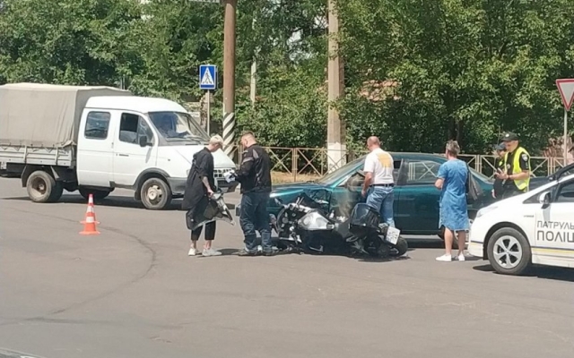 В Николаеве на Херсонском шоссе мотоциклист в автомобиль Фото № 1 В Николаеве на Херсонском шоссе мотоциклист в автомобиль Фото № 1