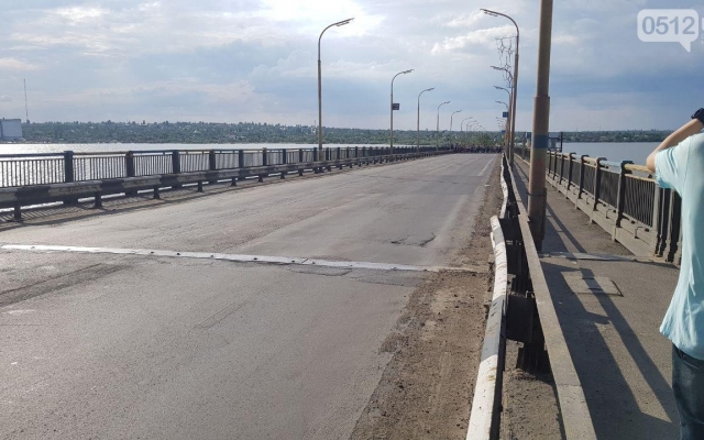 Варваровский и Ингульский мосты разводили для прохождения десантного корабля «Юрий Олефиренко» Фото № 8 Варваровский и Ингульский мосты разводили для прохождения десантного корабля «Юрий Олефиренко» Фото № 8