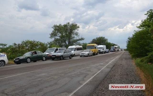 На трассе «Одесса-Николаев» произошла авария с участие трех машин, образовалась большая автомобильная пробка Фото № 13 На трассе «Одесса-Николаев» произошла авария с участие трех машин, образовалась большая автомобильная пробка Фото № 13