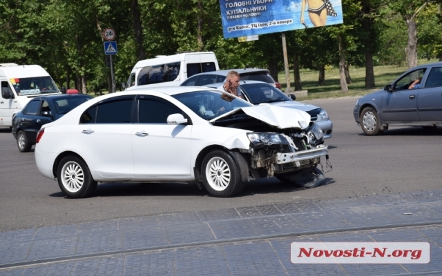 На Богоявленском проспекте автомобиль Geely Emgrand врезался в трамвай Фото № 3 На Богоявленском проспекте автомобиль Geely Emgrand врезался в трамвай Фото № 3