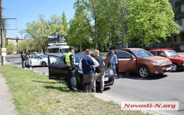 На Генерала Карпенко столкнулись сразу три автомобиля, есть пострадавшие Фото № 4 На Генерала Карпенко столкнулись сразу три автомобиля, есть пострадавшие Фото № 4