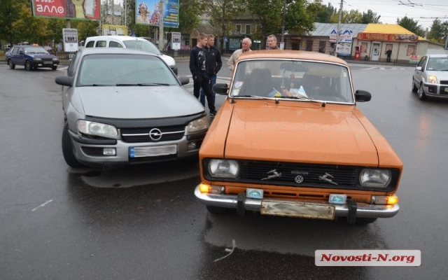 На Пушкинском кольце в Николаеве произошло ДТП Фото № 1 На Пушкинском кольце в Николаеве произошло ДТП Фото № 1