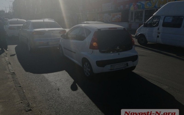 В районе Центрального рынка авария с участием трех машин, образовалась автопробка Фото № 1 В районе Центрального рынка авария с участием трех машин, образовалась автопробка Фото № 1