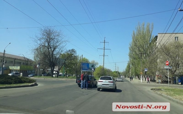 Водителям стало тесно на дороге и они устроили разборки Фото № 1 Водителям стало тесно на дороге и они устроили разборки Фото № 1