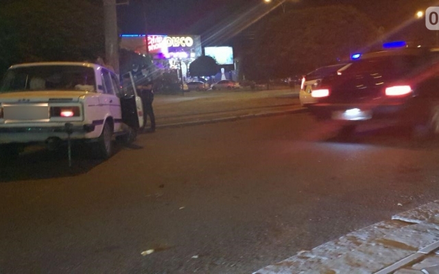 Автомобиль ударился в бордюр и перекрыл движение транспорту Фото № 8 Автомобиль ударился в бордюр и перекрыл движение транспорту Фото № 8