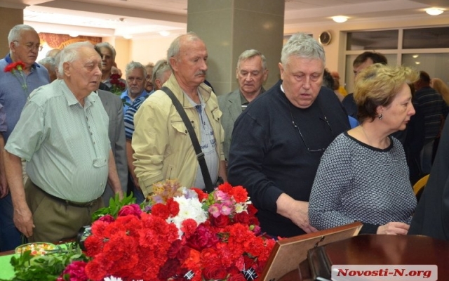 Жители Николаева простились с легендарным судостроителем Игорем Овдиенко Фото № 28 Жители Николаева простились с легендарным судостроителем Игорем Овдиенко Фото № 28