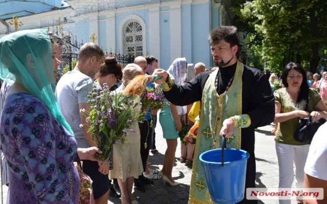 Православные Николаева сегодня отмечают день Святой Троицы Фото № 17 Православные Николаева сегодня отмечают день Святой Троицы Фото № 17