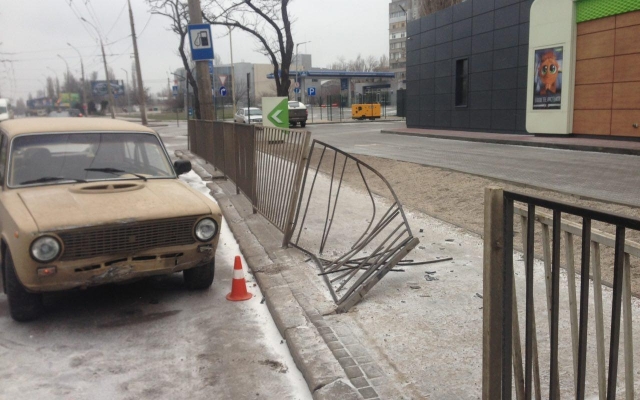 На Генерала Карпенко автомобиль внес металлическое ограждение Фото № 1 На Генерала Карпенко автомобиль внес металлическое ограждение Фото № 1