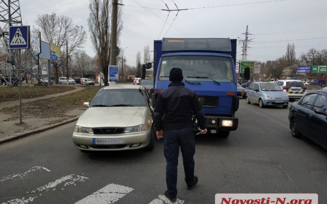 Возле рынка «Колос» столкнулись автомобиль Daewoo и грузовик MAN Фото № 2 Возле рынка «Колос» столкнулись автомобиль Daewoo и грузовик MAN Фото № 2