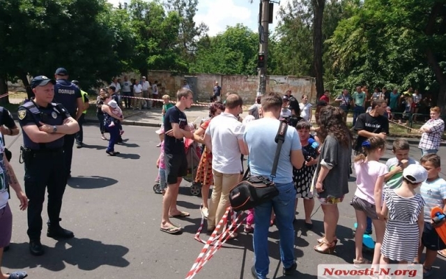 Нет света и газа: жители общежитий Черноморского судостроительного завода перекрыли проезжую часть Фото № 5 Нет света и газа: жители общежитий Черноморского судостроительного завода перекрыли проезжую часть Фото № 5