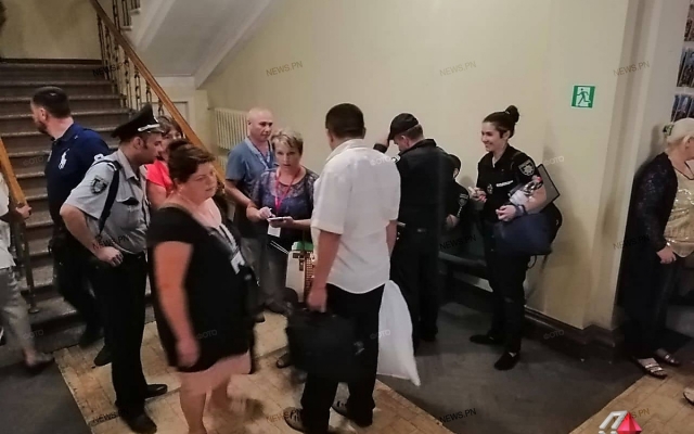 По предварительным данным на парламентских выборах практически на всех участках побеждают кандидаты партии «Слуга народа» Фото № 4 По предварительным данным на парламентских выборах практически на всех участках побеждают кандидаты партии «Слуга народа» Фото № 4