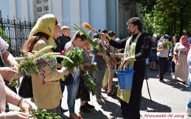 Православные Николаева сегодня отмечают день Святой Троицы Фото № 18 Православные Николаева сегодня отмечают день Святой Троицы Фото № 18