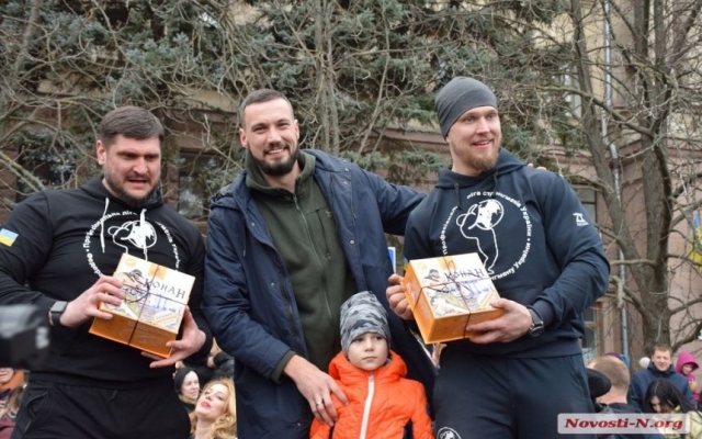 Губернатор Николаевской области Алексей Савченко на фестивале Muromets Fest вместе с богатырями потянул четыре фуры Фото № 11 Губернатор Николаевской области Алексей Савченко на фестивале Muromets Fest вместе с богатырями потянул четыре фуры Фото № 11