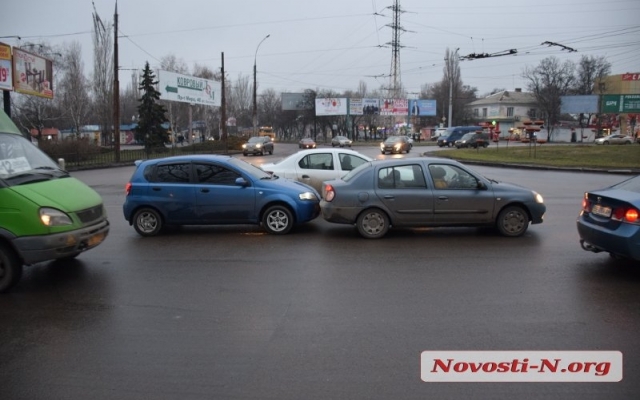 Женская авария завершилась европротоколом, пострадавших не обнаружено Фото № 4 Женская авария завершилась европротоколом, пострадавших не обнаружено Фото № 4