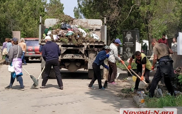 С территории николаевских кладбищ вывозят мусор накануне поминального дня Фото № 6 С территории николаевских кладбищ вывозят мусор накануне поминального дня Фото № 6