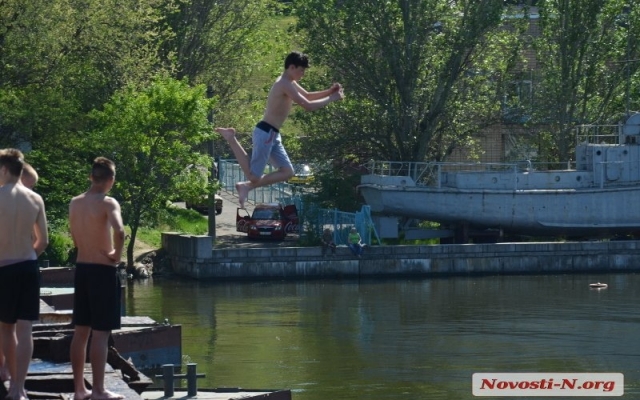 Подростки отметили Первомай прыжками с понтонного моста и солнечными ванными Фото № 2 Подростки отметили Первомай прыжками с понтонного моста и солнечными ванными Фото № 2