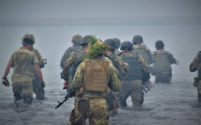 Молодые морпехи вместе с генерал-майором преодолели более восьми километров физических и психологических испытаний Фото № 25 Молодые морпехи вместе с генерал-майором преодолели более восьми километров физических и психологических испытаний Фото № 25