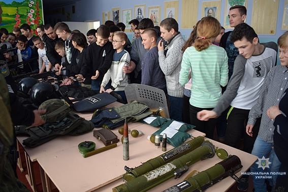 Ученики Веснянской школы провели один день с полицейскими и познакомились с их работой Фото № 14 Ученики Веснянской школы провели один день с полицейскими и познакомились с их работой Фото № 14