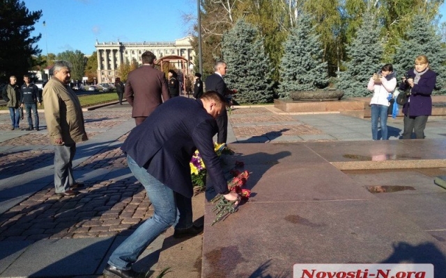 Николаевцы возложили цветы Вечному огню в честь 74-й годовщины освобождения Украины от немецко-фашистских захватчиков Фото № 16 Николаевцы возложили цветы Вечному огню в честь 74-й годовщины освобождения Украины от немецко-фашистских захватчиков Фото № 16